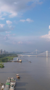 航拍城市蓝天白云晴朗天空自然天气江景地标建筑天际线高楼素材自然素材视频