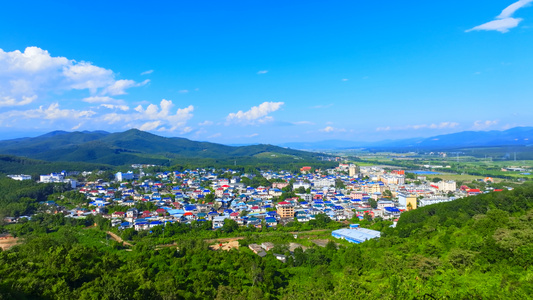 云南省西双版纳傣族景洪勐龙镇街道建筑航拍视频