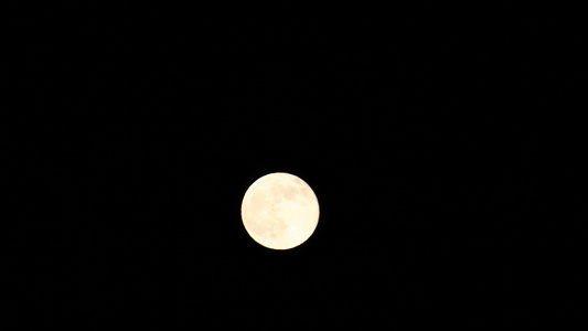夜间的月亮满月在天上视频