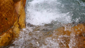 清洁的泉水流淌在岩石中11秒视频