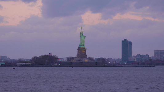 在阴云的夜晚纽约城市美国统一州从水中看到的自由雕像视频