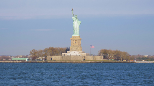 在阳光明媚的日子里纽约城市美国统一州从水中可以看到视频