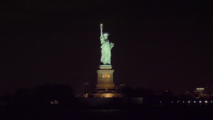晚上纽约市自由雕像14秒视频
