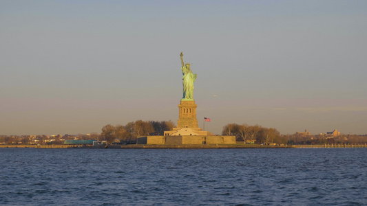 自由岛纽约市环绕轨道船景等船只视图视频