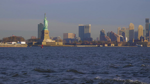 早晨的纽约城市景观和自由女神9秒视频