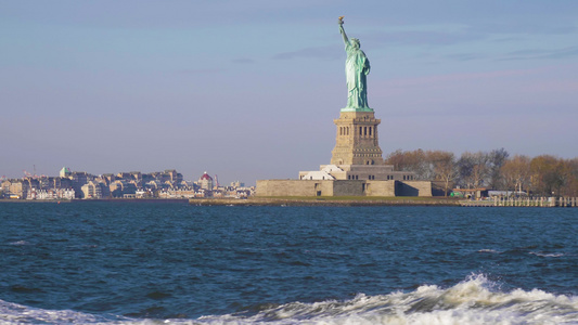 阳光明媚的日子里的自由女神像美国纽约市从水中查看斯坦尼视频