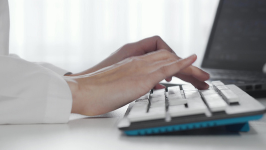 在计算机键盘上打字的女用手视频