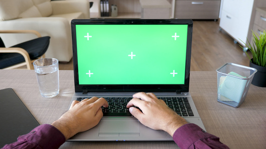 男性手在笔记本电脑键盘上打字并模拟染色体绿色屏幕的视频