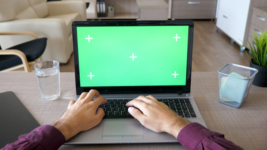 男性手在笔记本电脑键盘上打字并模拟染色体绿色屏幕视频