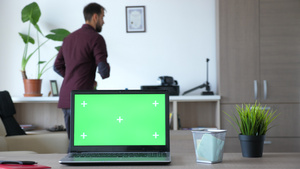 一台带有绿色屏幕模型的笔记本电脑12秒视频