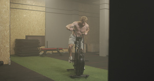 骑自行车的健身人在健身房做动感单车适合在健身自行车29秒视频