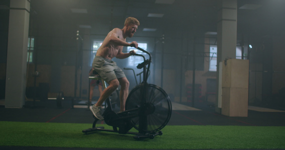 骑自行车的健身人在健身房做动感单车适合在健身自行车视频