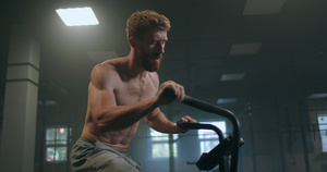 一个男人在健身房里以慢动作主导有氧运动在固定自行车25秒视频