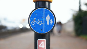 显示行人和骑自行车者道路的柱子上的蓝色标志9秒视频