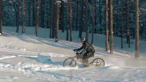 在雪中骑电动自行车的骑自行车10秒视频
