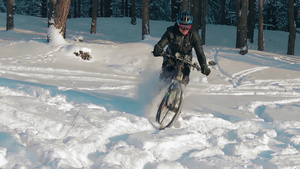 在雪中骑电动自行车的骑自行车28秒视频