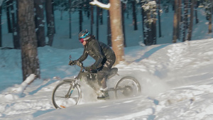 在雪中骑电动自行车的骑自行车12秒视频