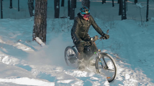 在雪中骑电动自行车的骑自行车6秒视频