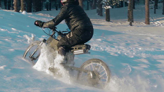在雪中骑电动自行车的骑自行车视频