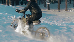 在雪中骑电动自行车7秒视频