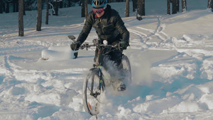 在雪中骑电动自行车的骑自行车34秒视频