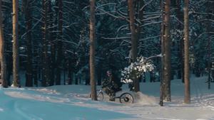 在雪中骑电动自行车的骑自行车27秒视频