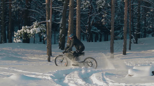 在雪中骑电动自行车24秒视频