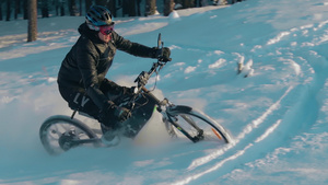 在雪中骑电动自行车的骑自行车7秒视频