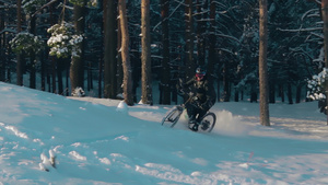 在雪中骑电动自行车13秒视频