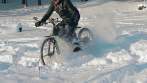 在雪中骑电动自行车的骑自行车23秒视频