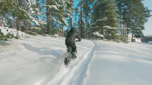 在雪中骑电动自行车的骑自行车23秒视频