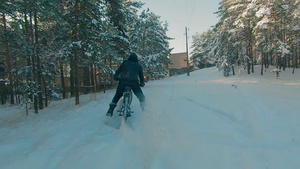 在雪中骑电动自行车的骑自行车46秒视频