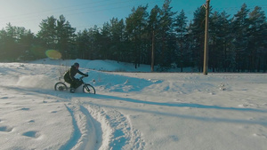 在雪中骑电动自行车23秒视频