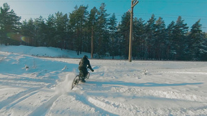 在雪中骑电动车48秒视频
