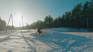 在雪中骑电动车33秒视频