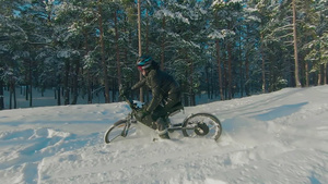 在雪中骑电动自行车14秒视频