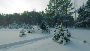 在雪中骑电动自行车的骑自行车49秒视频