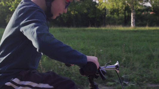 小男孩骑自行车按喇叭视频