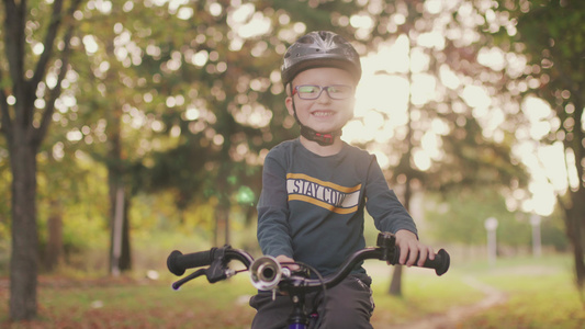 一个四岁男孩骑自行车的肖像视频