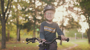 一个四岁男孩骑自行车的肖像10秒视频