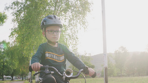 小孩在阳光明媚的秋天骑自行车9秒视频