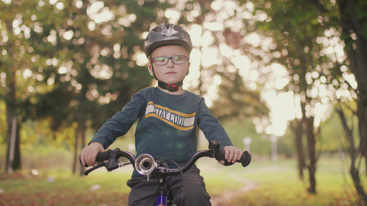 一个四岁男孩骑自行车的肖像视频