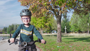 小孩在湖边骑自行车6秒视频