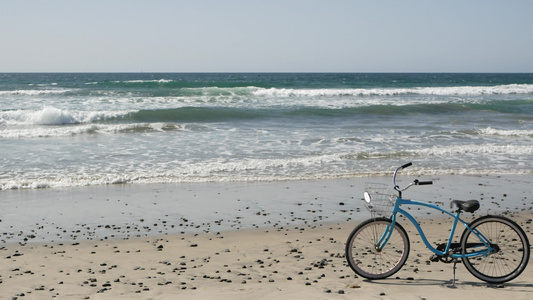 自行车巡洋舰自行车由海洋海滩加利福尼亚海岸美国夏季视频