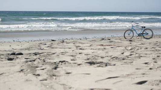 自行车巡洋舰自行车由海洋海滩加利福尼亚海岸美国夏季视频