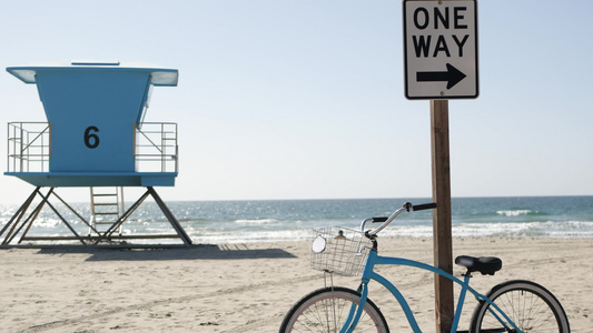 自行车巡洋舰自行车由美国加利福尼亚海岸的海洋海滩夏季视频
