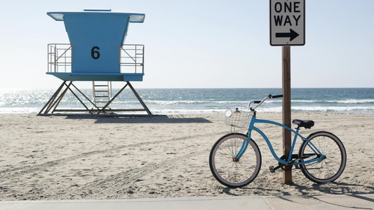 自行车巡洋舰自行车由美国加利福尼亚海岸的海洋海滩夏季视频
