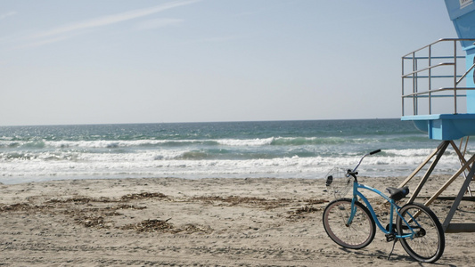 海滨加里弗尼亚海岸夏季海滨救生塔的周期性车轮视频