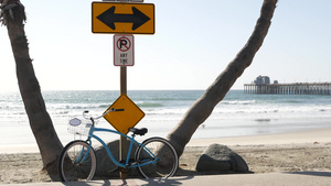 夏日周期路标海浪和码头等在海上海滩加州海岸7秒视频