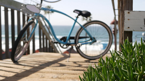 夏日海滨楼梯上的自行车的和海岸上的棕榈树10秒视频